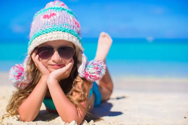 Porträt eines lächelnden kleinen Mädchens genießt den Sommerurlaub — Stockfoto