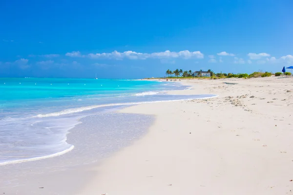 Vit sandstrand med turkosa vatten på perfekta ön — Stockfoto