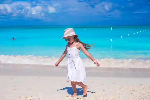 Sevimli küçük kız eğleniyor beach tatil sırasında — Stok fotoğraf