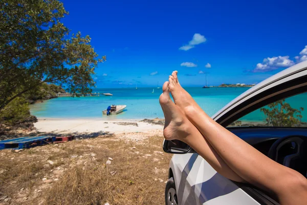 Roze flip Flops vanuit het raam van de auto op tropisch strand — Stockfoto