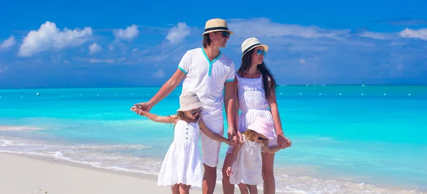 Famille de quatre personnes avec deux enfants pendant les vacances d'été à la plage — Photo