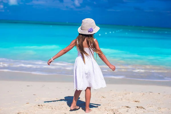 Очаровательная маленькая девочка во время пляжного отдыха развлекается — стоковое фото