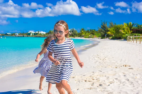 Yaz plaj tatil sırasında sevimli küçük kızlar — Stok fotoğraf