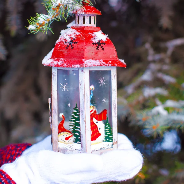 Mooie rode decoratieve Kerst lantaarn op warme wanten — Stockfoto