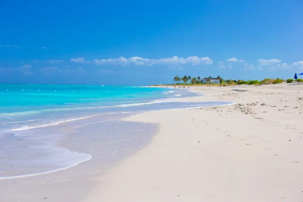 Белый песчаный пляж с бирюзовой водой на идеальном острове — стоковое фото