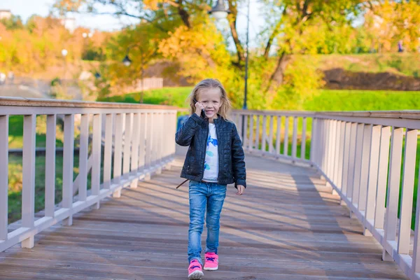 Liebenswertes kleines Mädchen an einem warmen Herbsttag im Freien — Stockfoto