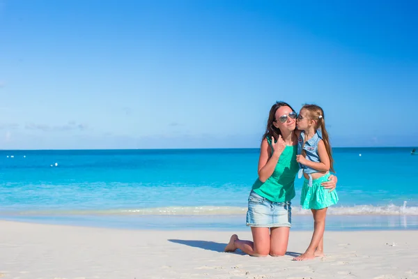 Joven madre y adorable hijita disfrutar de vacaciones de verano — Foto de Stock