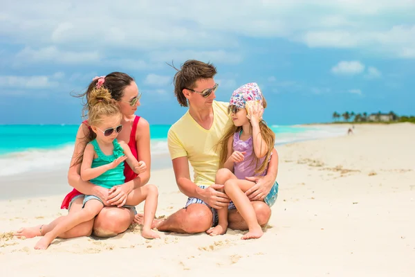 Mladá rodina s dvěma dětmi na letní prázdniny — Stock fotografie