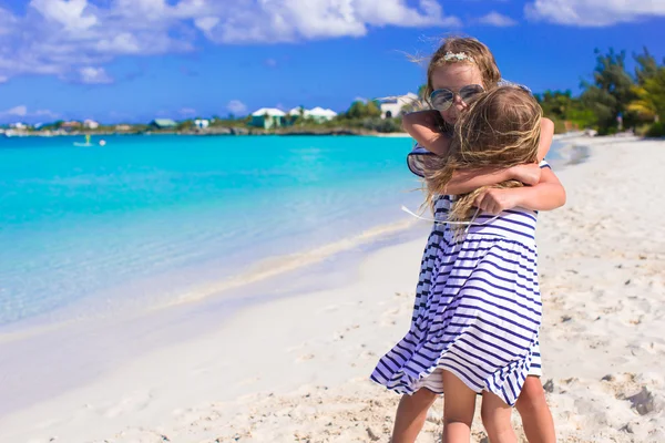 Adorables petites filles profitant de vacances d'été à la plage — Photo