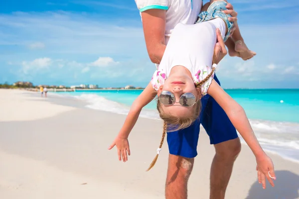 Papá feliz divertirse con su niña linda durante las vacaciones en la playa — Foto de Stock