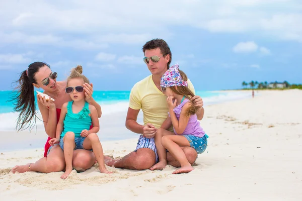 Jovem família feliz com duas crianças em férias de verão — Fotografia de Stock