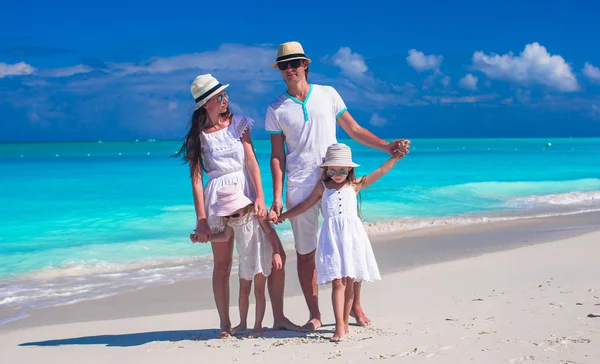 Famiglia di quattro persone con due bambini durante le vacanze estive al mare — Foto Stock