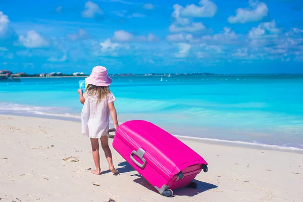 Little adorable girl with big suitcase on tropical vacation — Stock Photo, Image