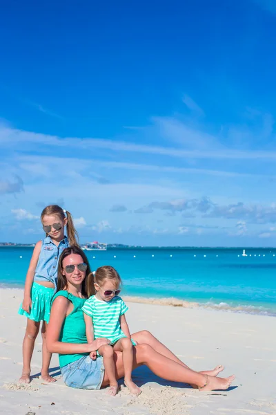 Niñas y madre feliz durante las vacaciones en la playa tropical — Foto de Stock