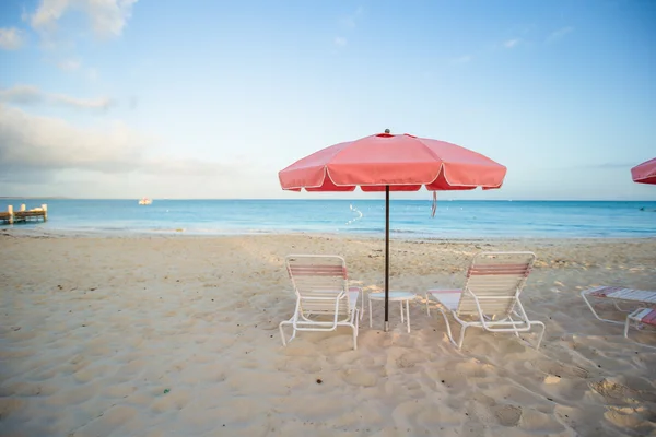 Tropical plage arenoso vacío con sombrilla y silla de playa —  Fotos de Stock