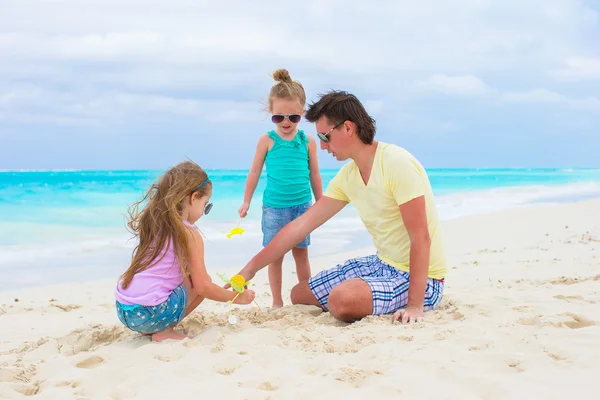 かわいい女の子と熱帯白いビーチに幸せなお父さん — ストック写真