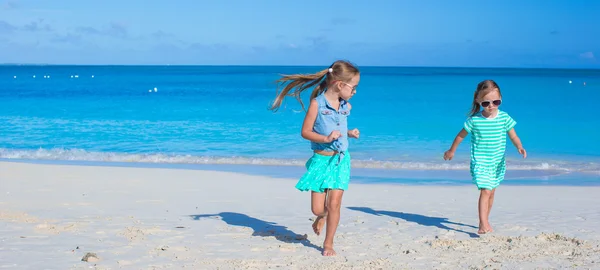 Schattige kleine meisjes genieten van zomer strand vakantie — Stockfoto