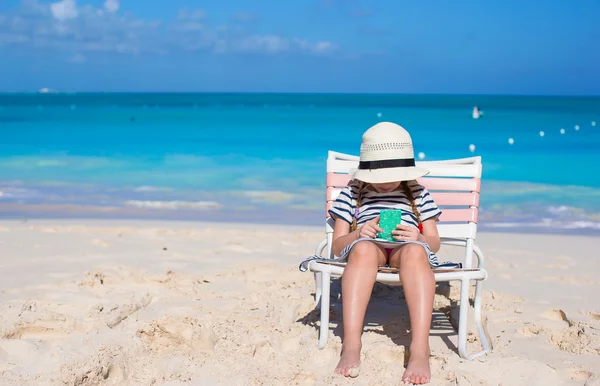 Pequena menina bonita na cadeira de praia relaxar em férias caribenhas — Fotografia de Stock