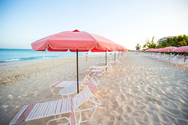 Plage tropicale sabbioso vuoto con ombrellone e sdraio — Foto Stock