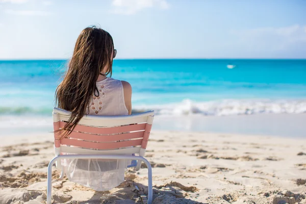 Plaj sandalyesini tropikal onu tatil sırasında genç kadın — Stok fotoğraf