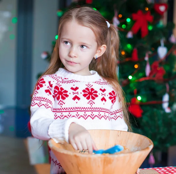 Bambina che cuoce biscotti di pan di zenzero per Natale in cucina — Foto Stock