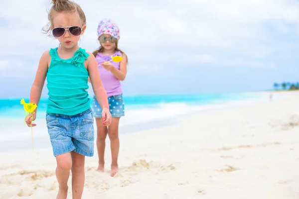 Pequenas garotas adoráveis na praia tropical branca — Fotografia de Stock