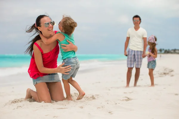 Dört plaj yaz tatili sırasında iki çocuklu aile — Stok fotoğraf