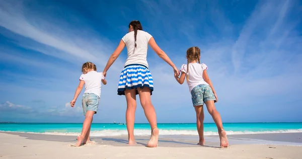 Little kids and happy mother during beach vacation — Stock Photo, Image