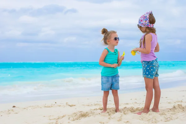 Pequenas garotas adoráveis na praia tropical branca — Fotografia de Stock