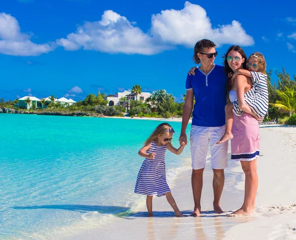 Familie van vier met twee kinderen tijdens de strandvakantie van het — Stockfoto