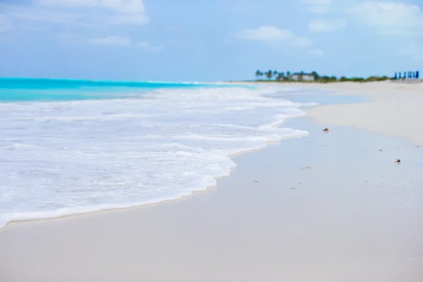 Praia de areia branca com água azul-turquesa na ilha perfeita — Fotografia de Stock