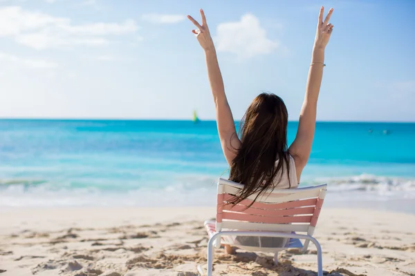Wanita muda di kursi pantai selama liburan tropisnya — Stok Foto