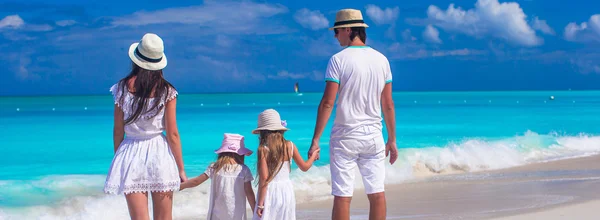 Family of four with two kids during beach summer vacation — Stock Photo, Image