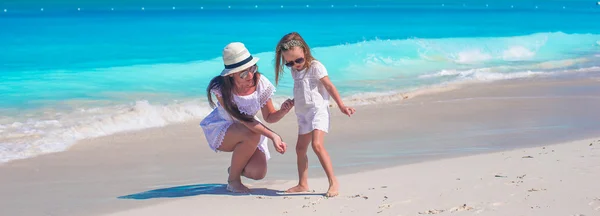 Mamince i malá dcerka bavit během tropické pláži — Stock fotografie