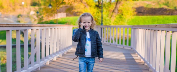 Felice bambina al caldo giorno d'autunno all'aperto — Foto Stock