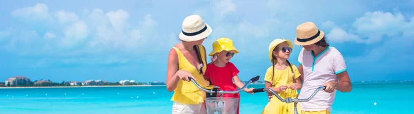 Joven familia feliz durante las vacaciones en la playa tropical — Foto de Stock