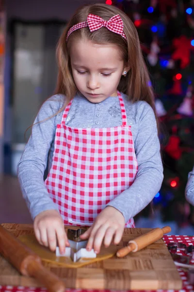 Bedårande liten flicka baka pepparkakor till jul — Stockfoto