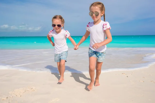 Aranyos kislány élvezni a nyaralás a tengerparton — Stock Fotó
