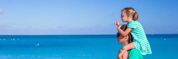 Glücklicher Vater und entzückendes kleines Mädchen am tropischen Strand — Stockfoto