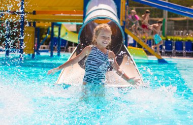 Su kaydırağı aquapark yaz tatili sırasında üzerinde küçük kız