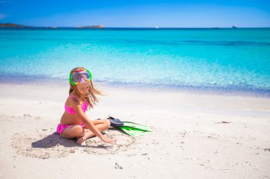 Palet ve gözlük snorkling küçük kızla