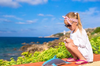 sevimli küçük kız açık havada yaz tatili sırasında