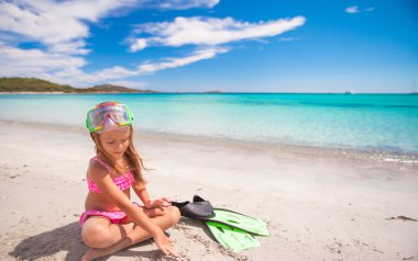 Palet ve gözlük snorkling küçük kızla