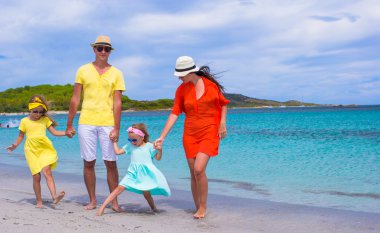 yaz plaj tatil sırasında mutlu bir aile