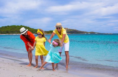 yaz plaj tatil sırasında mutlu bir aile