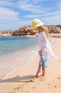 Tropikal plaj tatil sırasında sevimli küçük kız
