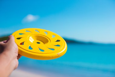 Frizbi arka bir tropikal plaj ve kapatmak