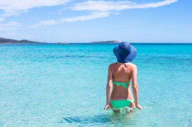 Yaz tatili sırasında tropikal plaj rahatlatıcı genç kadın