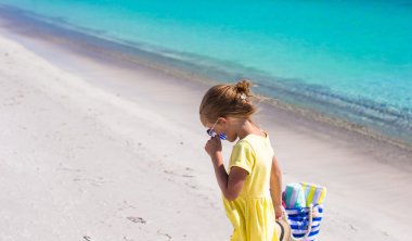 Sevimli küçük kız tatilde tropikal sahilde iyi eğlenceler.