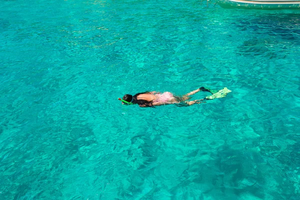 Schöne Mädchen schnorcheln im klaren tropischen türkisfarbenen Wasser — Stockfoto